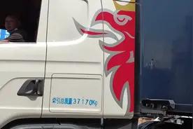 顶着40度的高温，实拍挂车师傅甩挂全过程，司机师傅辛苦了。视频封面