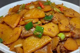 厨师长教你小炒土豆片的家常做法，步骤详细，鲜香微辣下酒又下饭