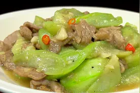 丝瓜炒肉片这样做，丝瓜翠绿不发黑，清淡营养不油腻，好吃又下饭视频封面