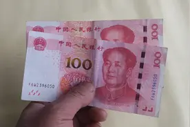 假币很难鉴别，银行工作人员告诉我，只需一滴水，假钞立马现原形