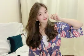 闺蜜蟹老板美发店开业，染发10元一次，上海弄堂里面染发靠谱吗视频封面