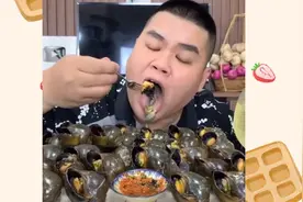 看这里位越南小伙吃超大号福寿螺吃的津津有味，看的我口水直下咽