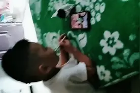 2岁小孩抖音刷的比大人还666视频封面