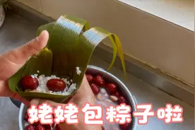 姥姥用2斤糯米包16个传统粽子，小时候的味道，真好吃呀