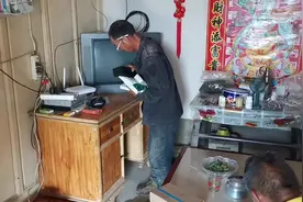 大爷把老电视换成网络电视不会用，小哥耐心的教大爷用，太暖心了视频封面
