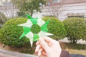 折纸飞镖教程【轮盘回旋飞镖】射程超远围观群众纷纷表示惊叹。视频封面
