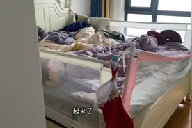 哥哥尝试喊妹妹起床，妹妹赖床不肯起来，但是还帮哥哥床上捡玩具