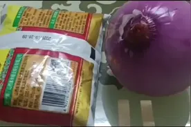 给大家分享一个减肥方法，洋葱泡白醋晚上喝，记的收藏啊。视频封面