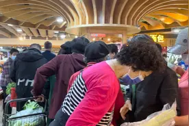 坐标北京通州，大早上超市人挤人，叔叔阿姨都都开始囤购蔬菜水果视频封面