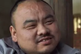 小姑娘照顾生病的父亲，太不容易了，好人有好报老板最后帮助了他视频封面