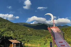 暑假回老家避暑，高温的天气只想在乡下度过，绿树白云流水更舒适视频封面
