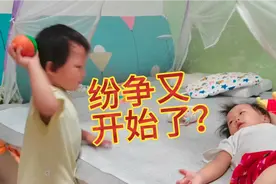 双胞胎妹妹非要姐姐穿鞋，执着。爷爷奶奶回来，大姐给奶奶吹头发视频封面
