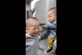 人类幼仔本能反应视频封面