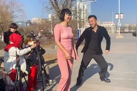 妹妹漂亮活波，哥哥都看傻眼了唐山网红兄兄妹精彩表演活力四射！