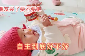 宝宝独自一人玩耍，不停向麻麻撒娇卖萌求抱抱，要不要多抱小孩视频封面