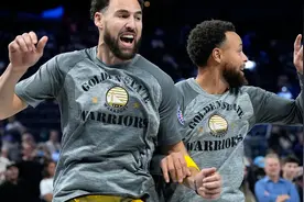 勇士全队乘车前往萨城冲冠海报口号出炉：普尔C位三巨头最后一排视频封面