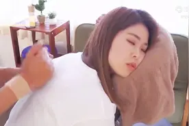 漂亮小姐姐做背部按摩，声音真是解压，助眠😪😪视频封面