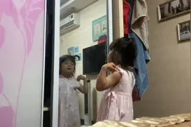 我也不知道她在干嘛？？照着镜子乱舞？叽叽喳喳叽叽喳喳….视频封面