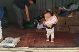 快递公司老板的小孩这么小就知道搬货了，将来前途不可限量。视频封面