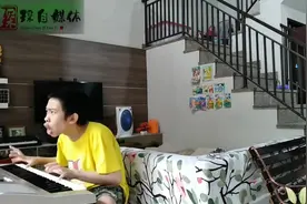 这小孩钢琴弹得太好啦！怎么看表情像是在抄作业呢？视频封面