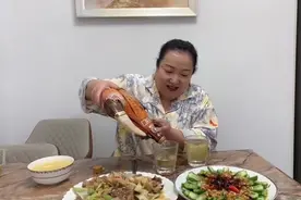 老妈喝酒非要带着老爸一起，必须一起喝，还让老爸做老妈的酒友视频封面