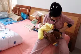 妈妈闻见臭味知道娃拉屎了，换尿布时换着换着竟然给自己尿一身视频封面