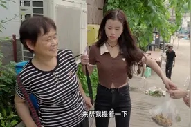 乡镇赶场遇见一位70多岁的婆婆，送她回家，婆婆热情的留我们吃饭视频封面