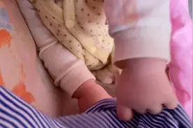宝宝饿了想吃奶是怎么跟妈妈表达的，才6个月就知道掀衣服找奶喝视频封面