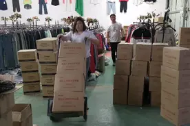 铁子们客户把洗发水洗衣液全部清完了，二姐给咱们留了两箱洗发水视频封面