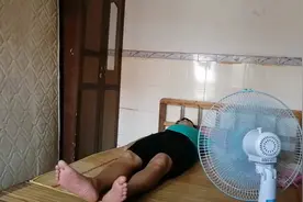 换了一个临时房，20块一晚，天气热喝一点，吃完饭就睡觉视频封面