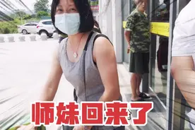 迷糊师妹坐车把眼镜落在火车上了，大叔冒着烈日骑电动车去接她视频封面