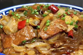 厨师长教你白菜炖粉条的家常做法，步骤详细，鲜香入味下酒又下饭