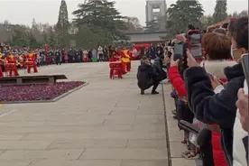 锣鼓喧天辞旧岁，岁岁欢愉且胜意