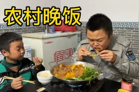 湖北农村鸭腿小火锅，放点土豆香菜青菜涮着吃，这味道嘎嘎香啊视频封面