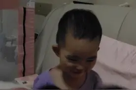 妈妈vs爸爸躺娃腿上😄视频封面