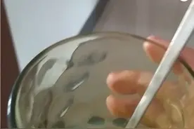 今天我用红糖水和牛奶做了一次实验，挑出来的东西太好喝了！视频封面