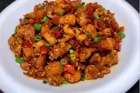 做兔肉，直接下锅炒就错了，教你饭店不外传技巧，干香酥脆没腥味