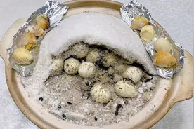 做盐焗鹌鹑蛋就怕不入味？老厨分享秘诀，焗前多一步，咸香易上色视频封面