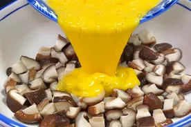 把鸡蛋淋入香菇里面，出锅没想到这么好吃，营养美味，好吃又下饭