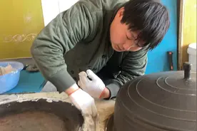 90后农村小伙修锅灶，锅台严重冒烟生怕煤烟中毒，用白灰抹锅缝隙视频封面