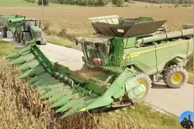 约翰迪尔x9 1100联合收割机配16行折叠割台收割玉米🌽视频封面