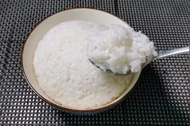 饭店的米饭为什么这么好吃？原来加了这一样，难怪松软喷香视频封面