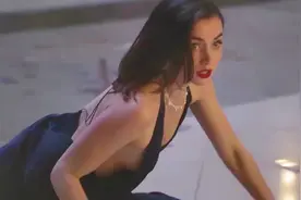 谁会不喜欢手持AK47的美女呢视频封面