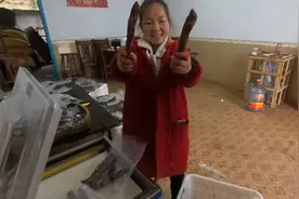 夫妻俩在农村卖腊货，香肠熏的像根棍子一样，这样做生意的太少见视频封面