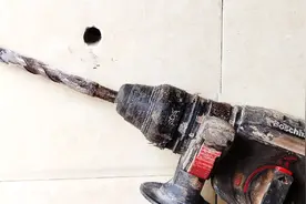 冲击钻劲太大了，一碰到瓷砖立马就碎裂怎么办？原来还能这样钻孔视频封面