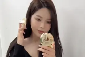 小伙假装跟女生聊天看美女老板反应，两个人相互试探，八百个心眼视频封面