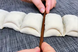 饺子别再一个一个包了，教你只用一根筷子，1分钟包20个，超快视频封面