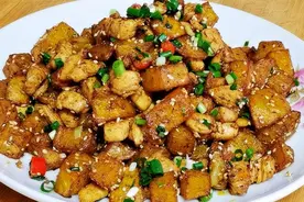 土豆和鸡胸肉超好吃的做法，酥香入味，麻辣鲜香下饭，孩子特喜欢