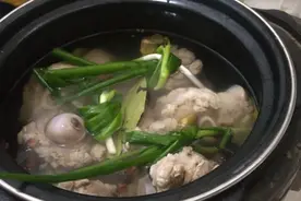 懒人版的清炖大骨头，做法简单一看就会，肉质软烂味道鲜美视频封面