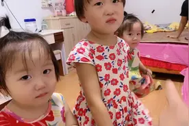 双胞胎最近不知道出去小便，今天尿裤子又尿床，爸爸气得发火了视频封面